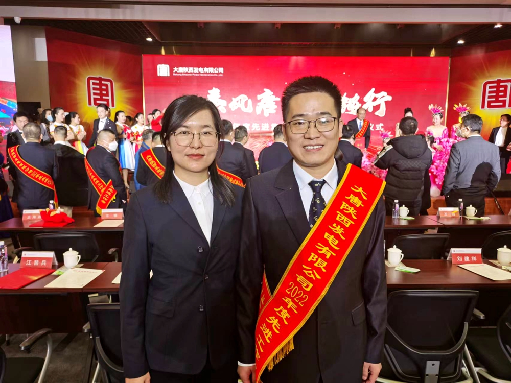 4.韓城第二發(fā)電公司楚樂、李玉珍夫婦在獲獎現(xiàn)場（曹軍科攝）.jpg