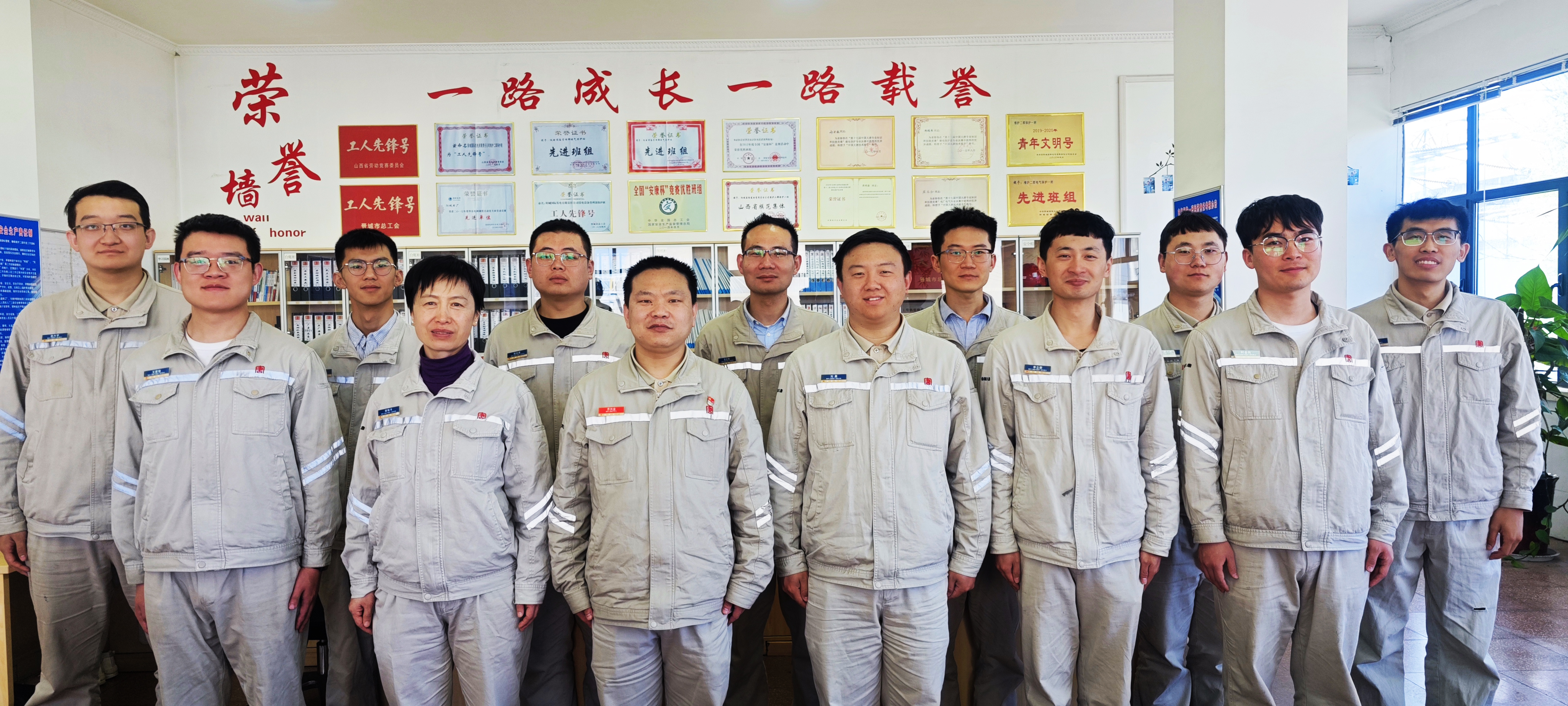 1684204791821056583.jpg 陽(yáng)城發(fā)電公司保護(hù)一班集體照.jpg
