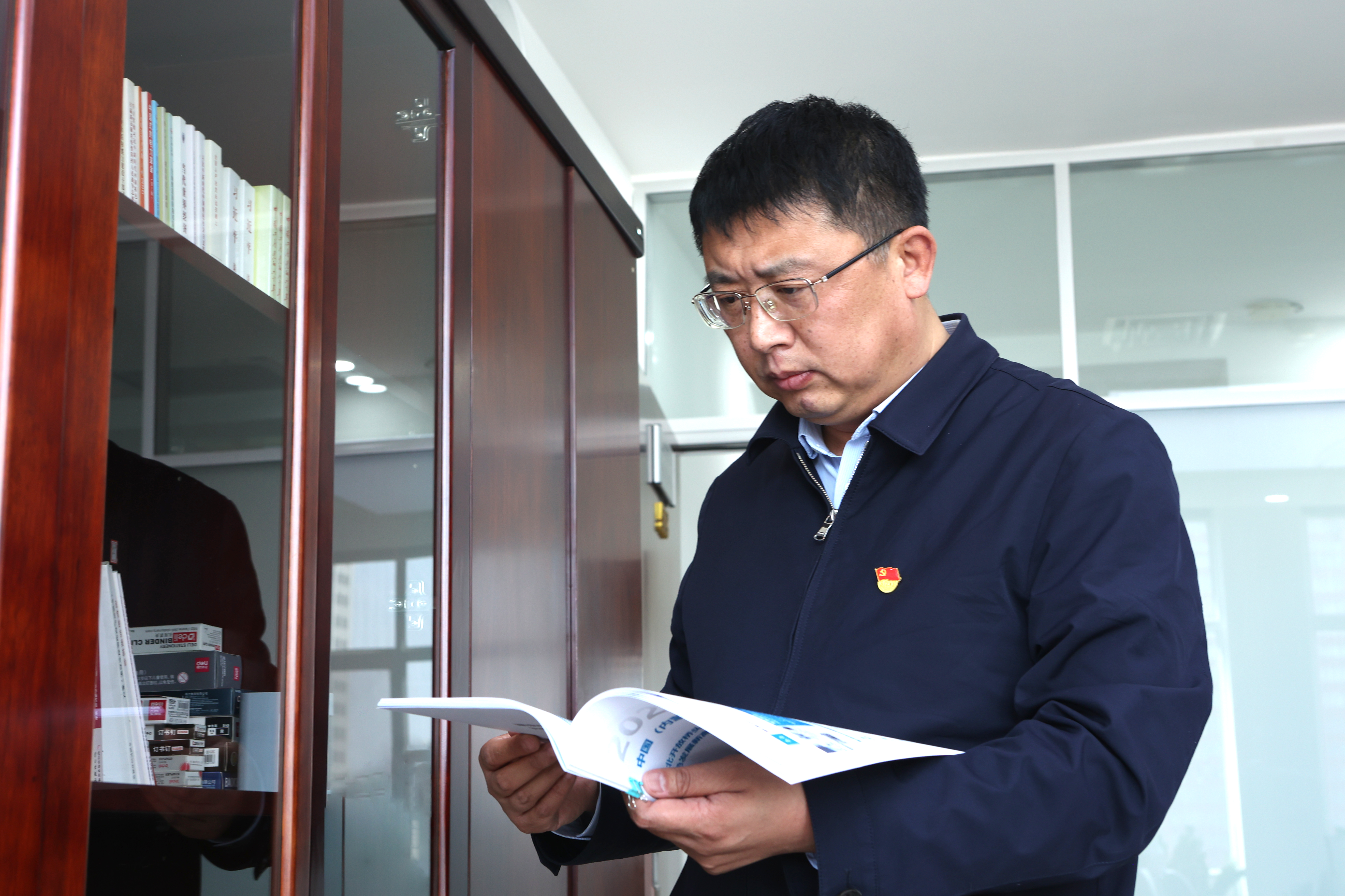 1716272734590029321.jpg 查閱新能源項目開發(fā)相關(guān)資料.jpg