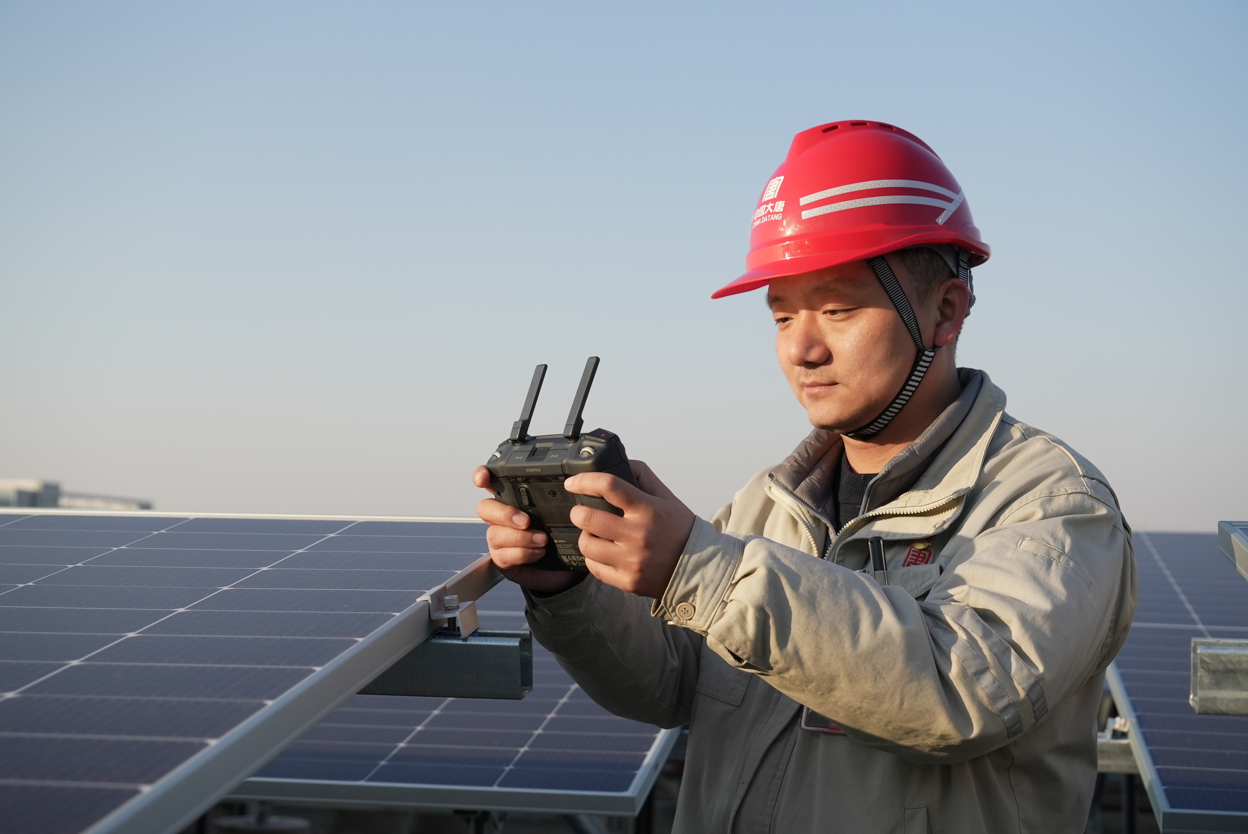 1716775313561097082.jpg 3.黃鵬飛使用無人機察看光伏建設(shè)現(xiàn)場.jpg