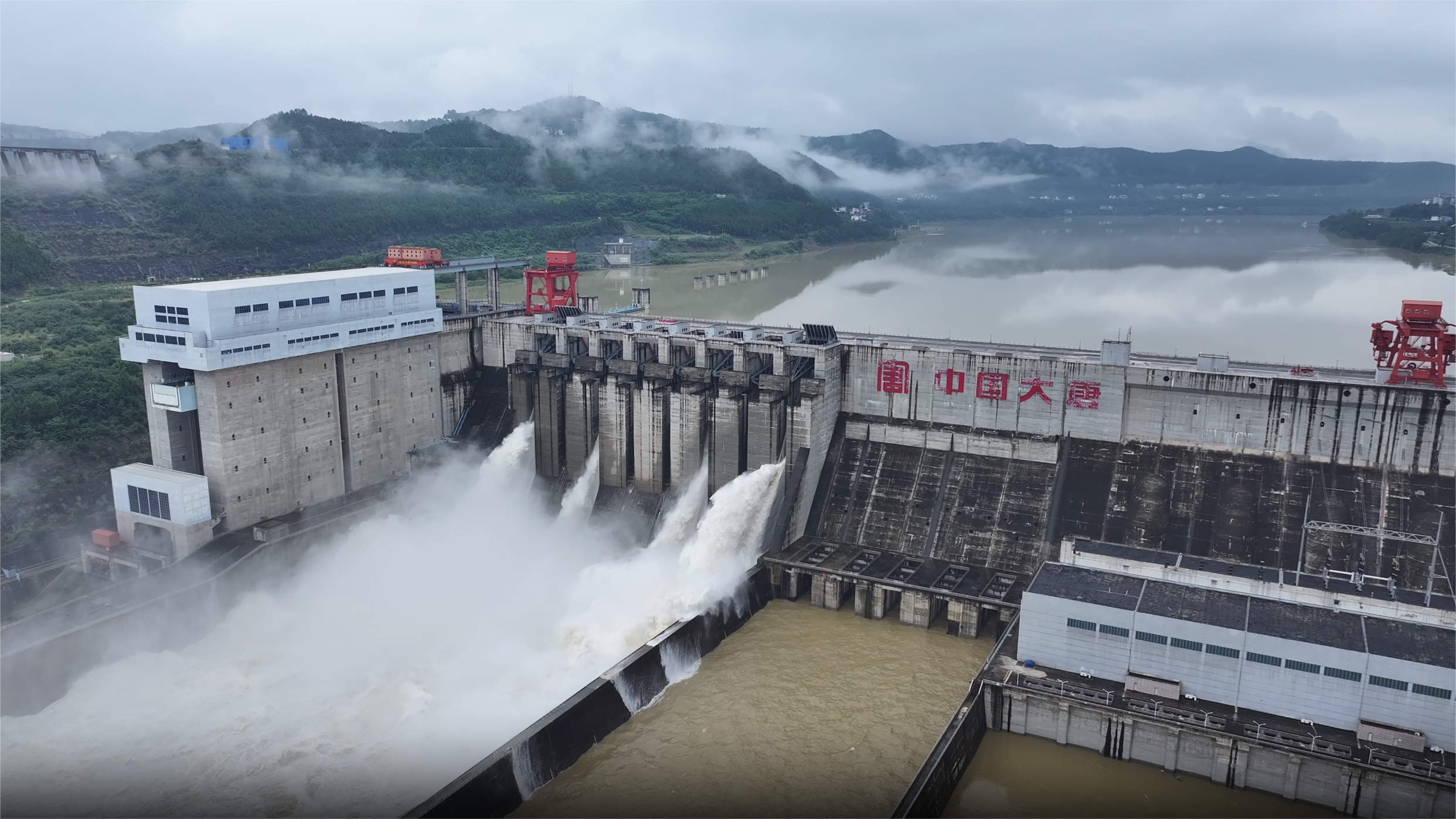 2024年7月，大唐亭子口水利樞紐泄洪場景。袁玉嬌攝 (2).png