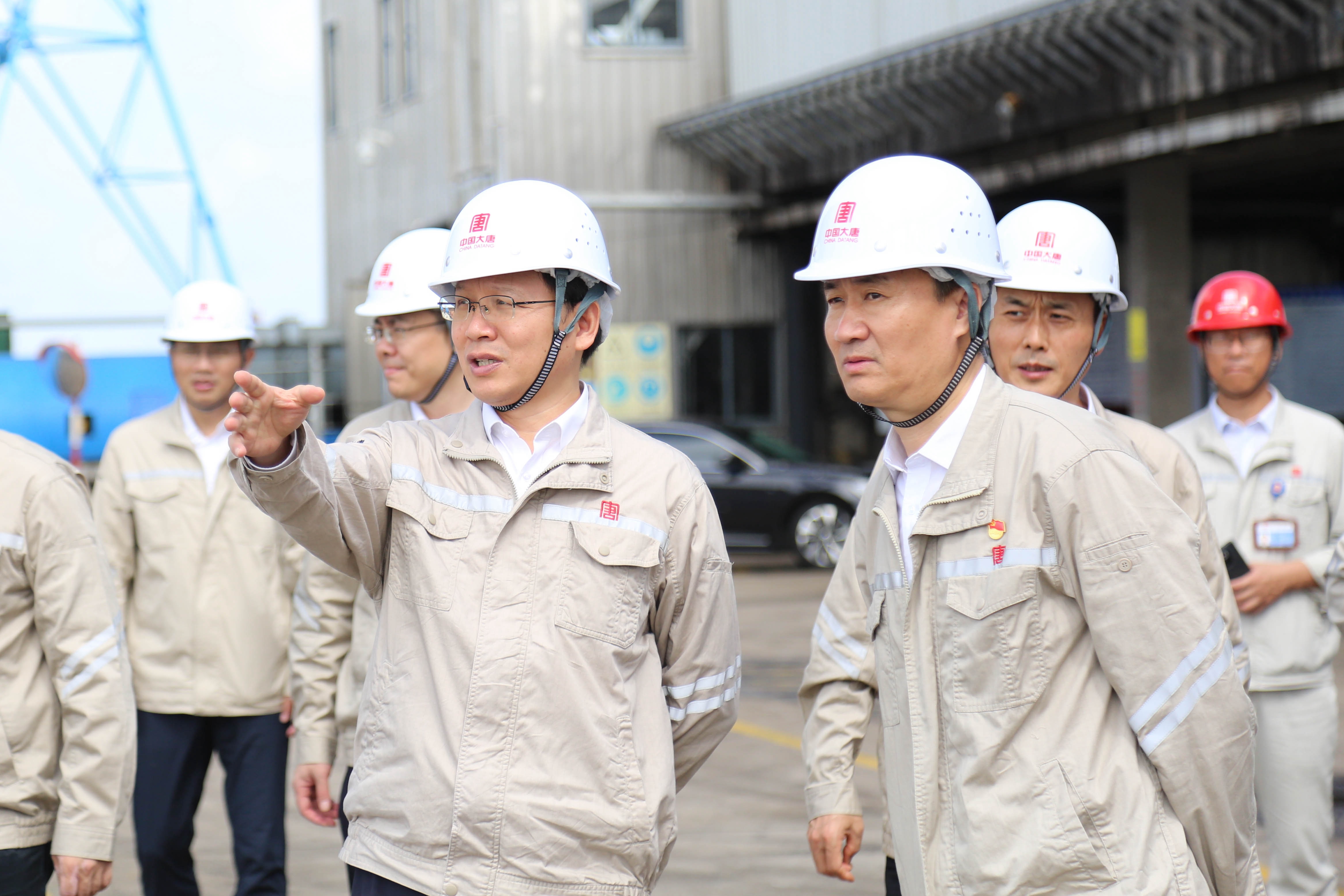 1724996071817047834.jpg 3.張傳江在呂四港發(fā)電公司碼頭調研指導工作.jpg